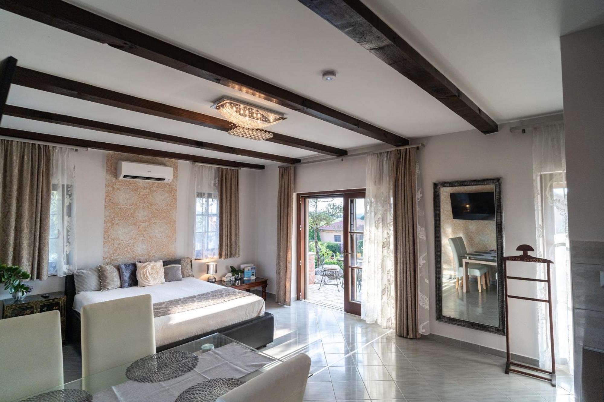 Villa Garden 절러에게르세그 외부 사진
