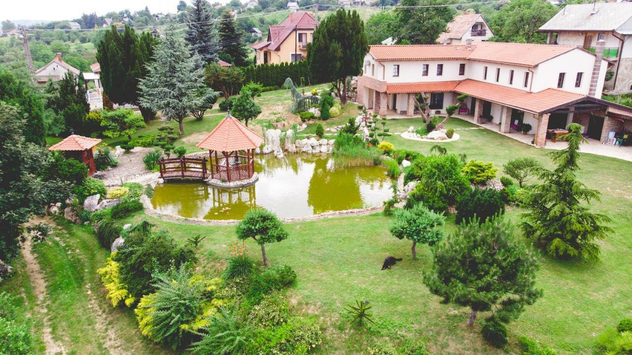 Villa Garden 절러에게르세그 외부 사진